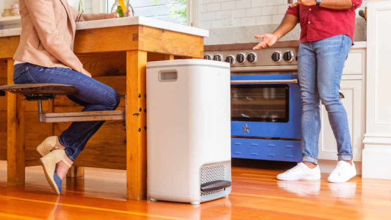 Petal zero-odor waste bin