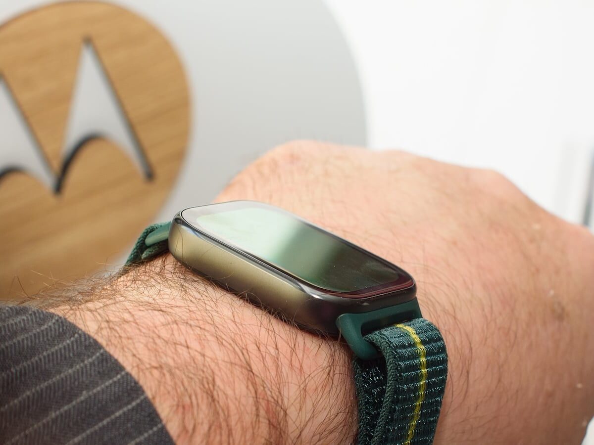 Motorola moto watch fit: Stylish Fitness Tracker with 1.9” OLED Display for Convenience