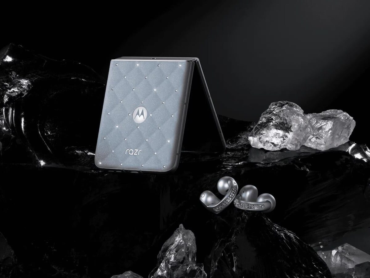 Motorola The Brilliant Collection: RAZR 2025 & Moto Buds Loop with Swarovski Crystals